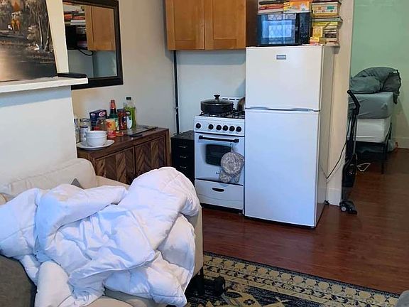 3rd image of 328 E 6th St APT 11