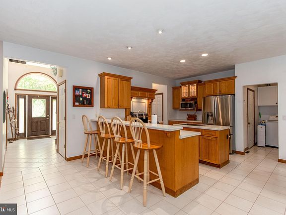 3rd image of 102 Oakwood Dr