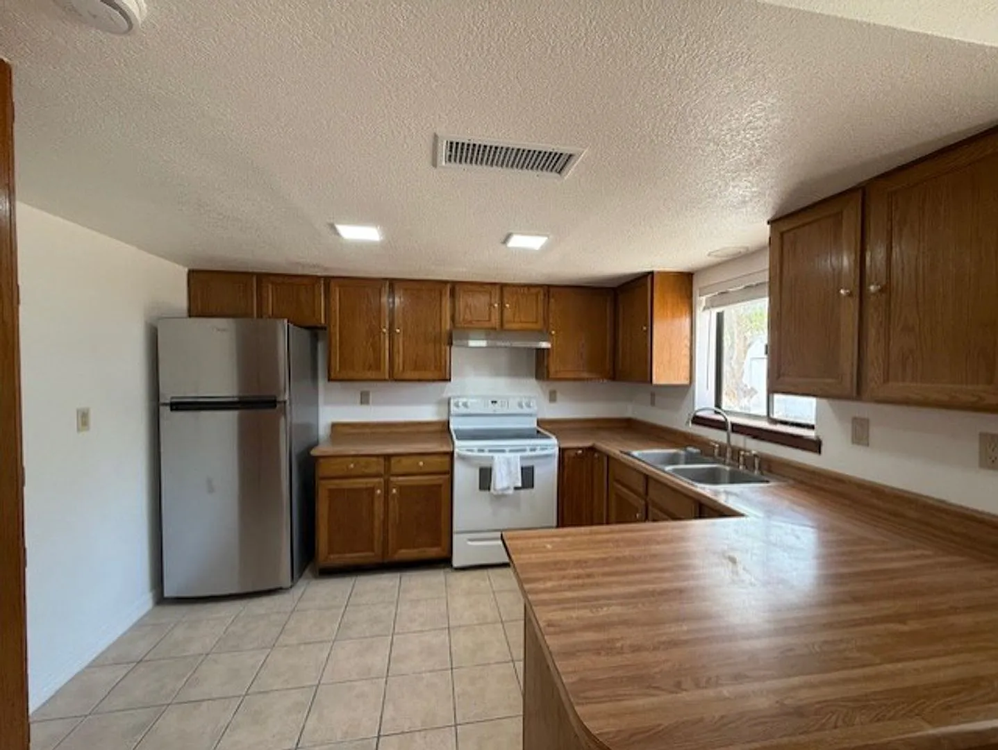 4 Bedroom in Cottonwood - Contact Property Pros Property Management — Photo 4