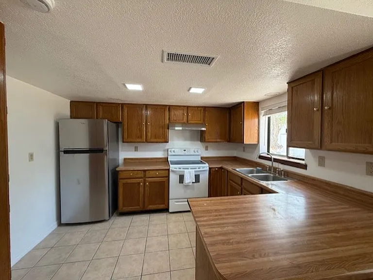 1324 S Ocotillo Dr — Photo 4