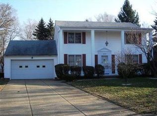 22376 Parkedge Cir, Fairview Park, OH