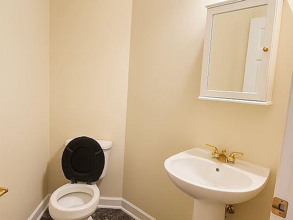 4 - First floor half bathrom view_11122025