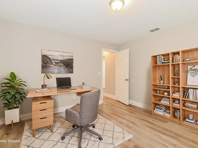 424 Lancers Dr — Photo 16