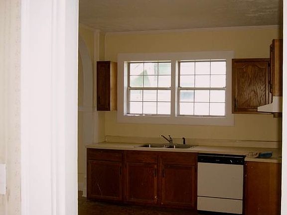 5th image of 2560 Parkview Ave