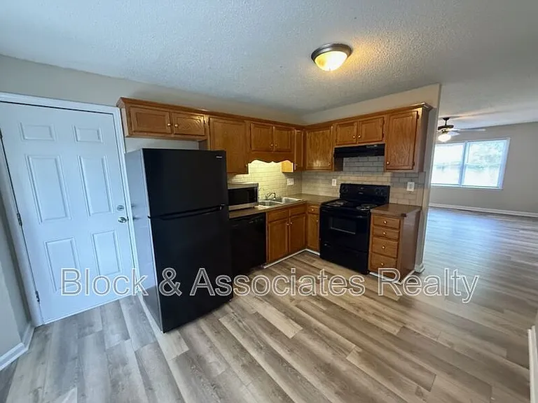 610 Woodland Cir — Photo 2