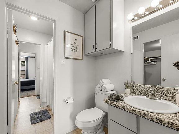 4th image of 708 Wellesley Ct #B