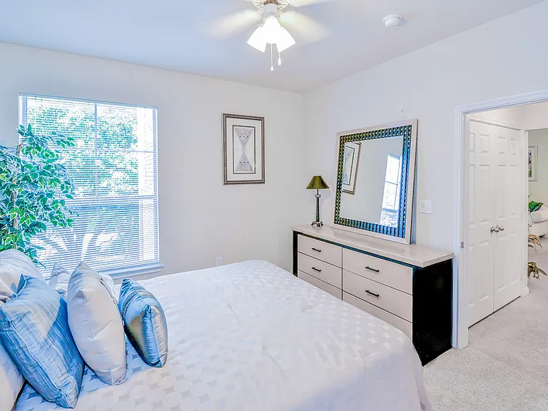 Greyson's Gate Apartments — Photo 2