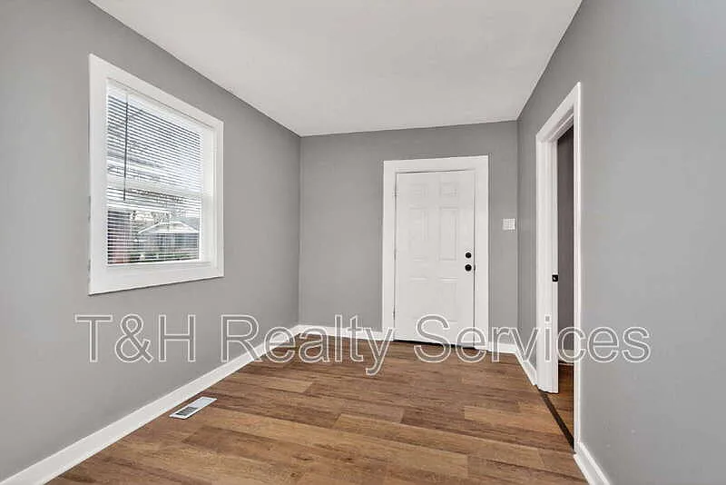 3 bed, 1.0 bath, 2182 sqft, $1,495 — Photo 4