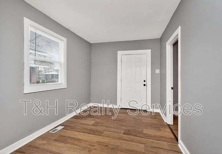 1927 N Dearborn St — Photo 4