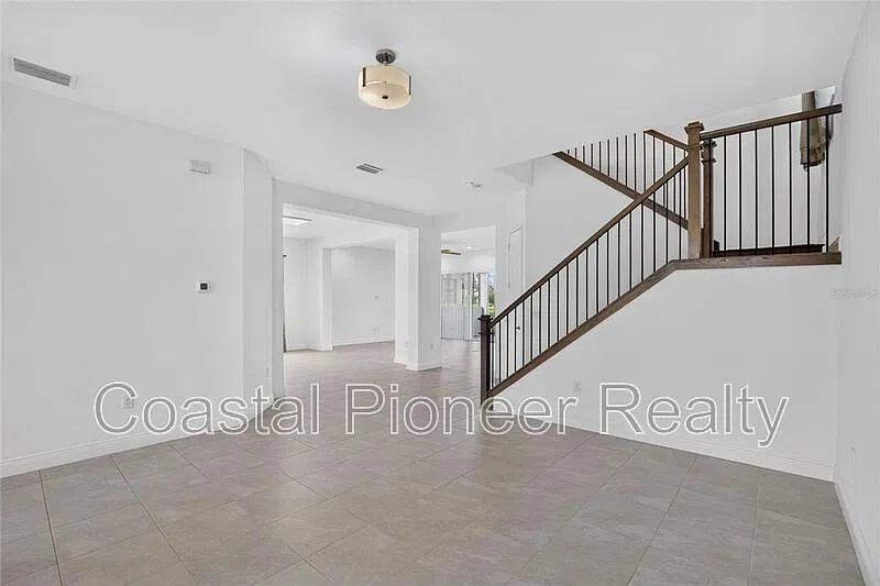 5 bed, 4.0 bath, 3381 sqft, $4,000 — Photo 4