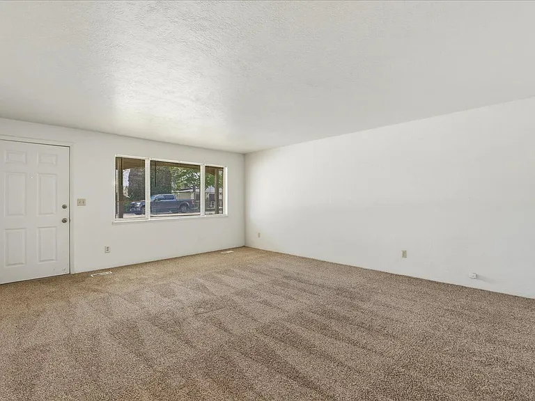117 N Homedale Ave — Photo 3