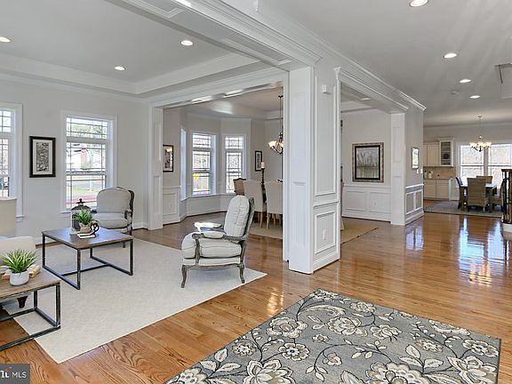 5th image of 1729 Pimmit Dr
