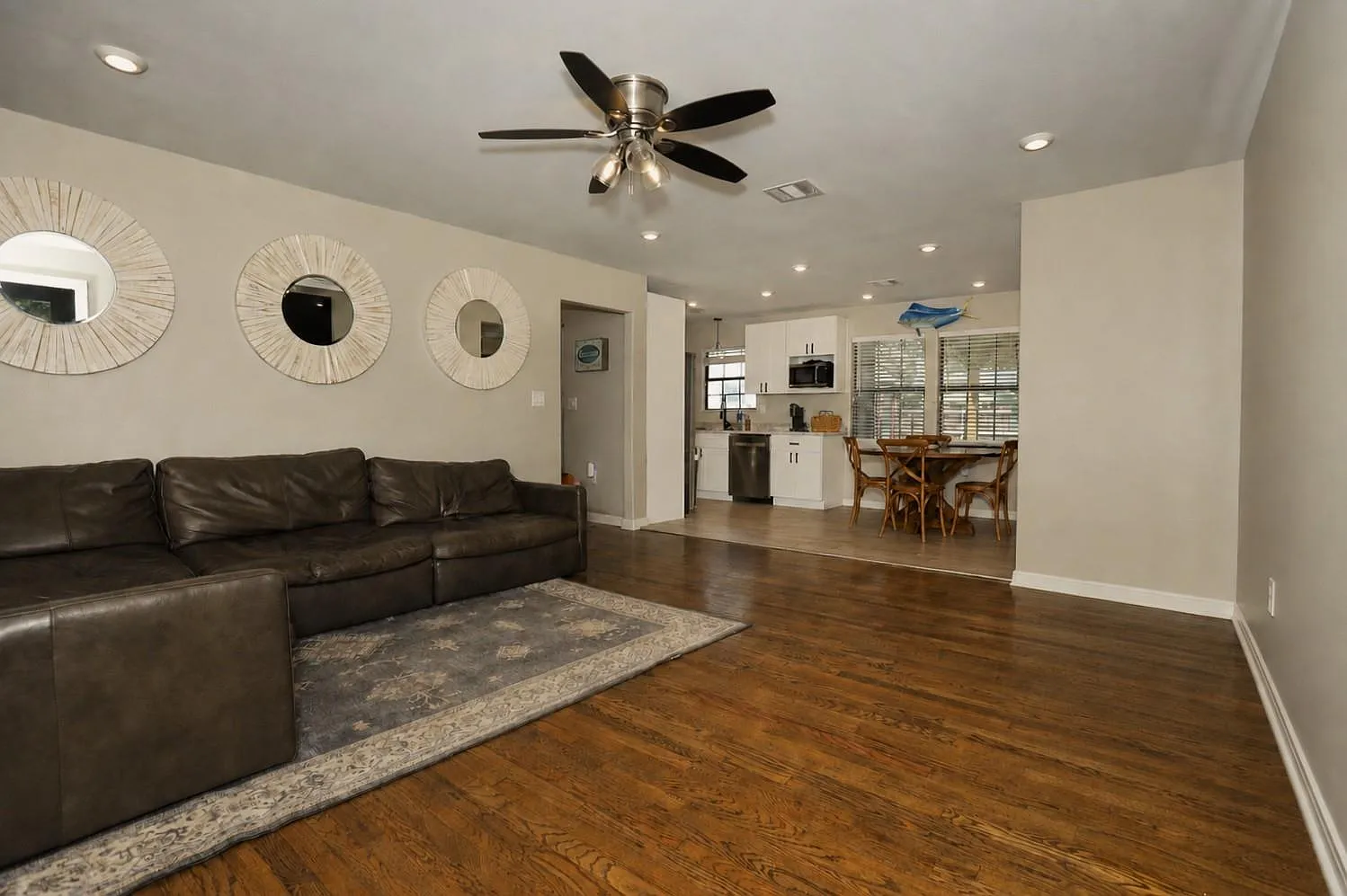 3 bed, 2.0 bath, 1053 sqft, $1,900 — Photo 2
