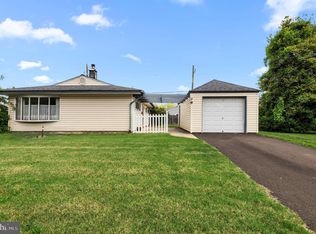 38 Indian Creek Dr, Levittown, PA 19057