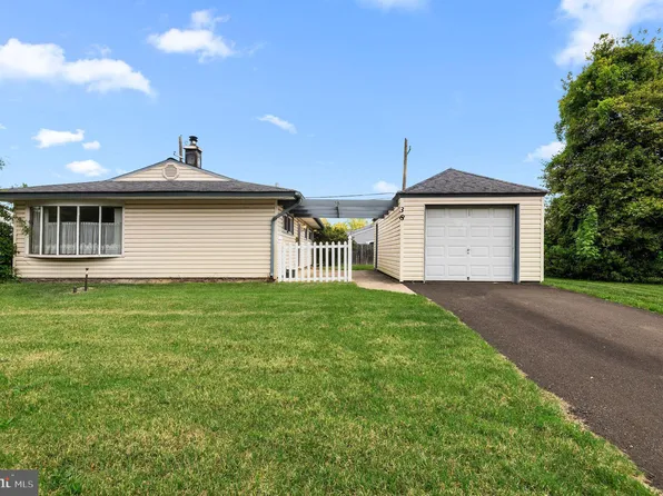 38 Indian Creek Dr, Levittown, PA 19057