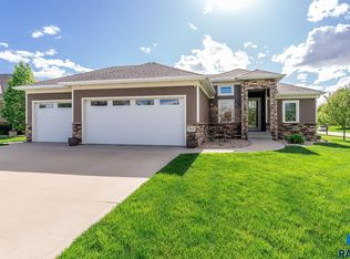 166 Saddlebrook Ct, Dakota Dunes, SD 57049
