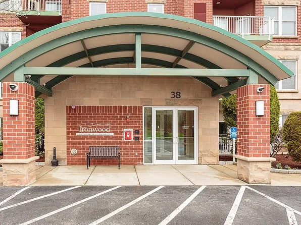 38 Village Rd APT 103, Middleton, MA 01949