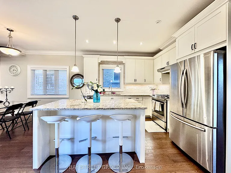 1033 Shaw Dr — Photo 4