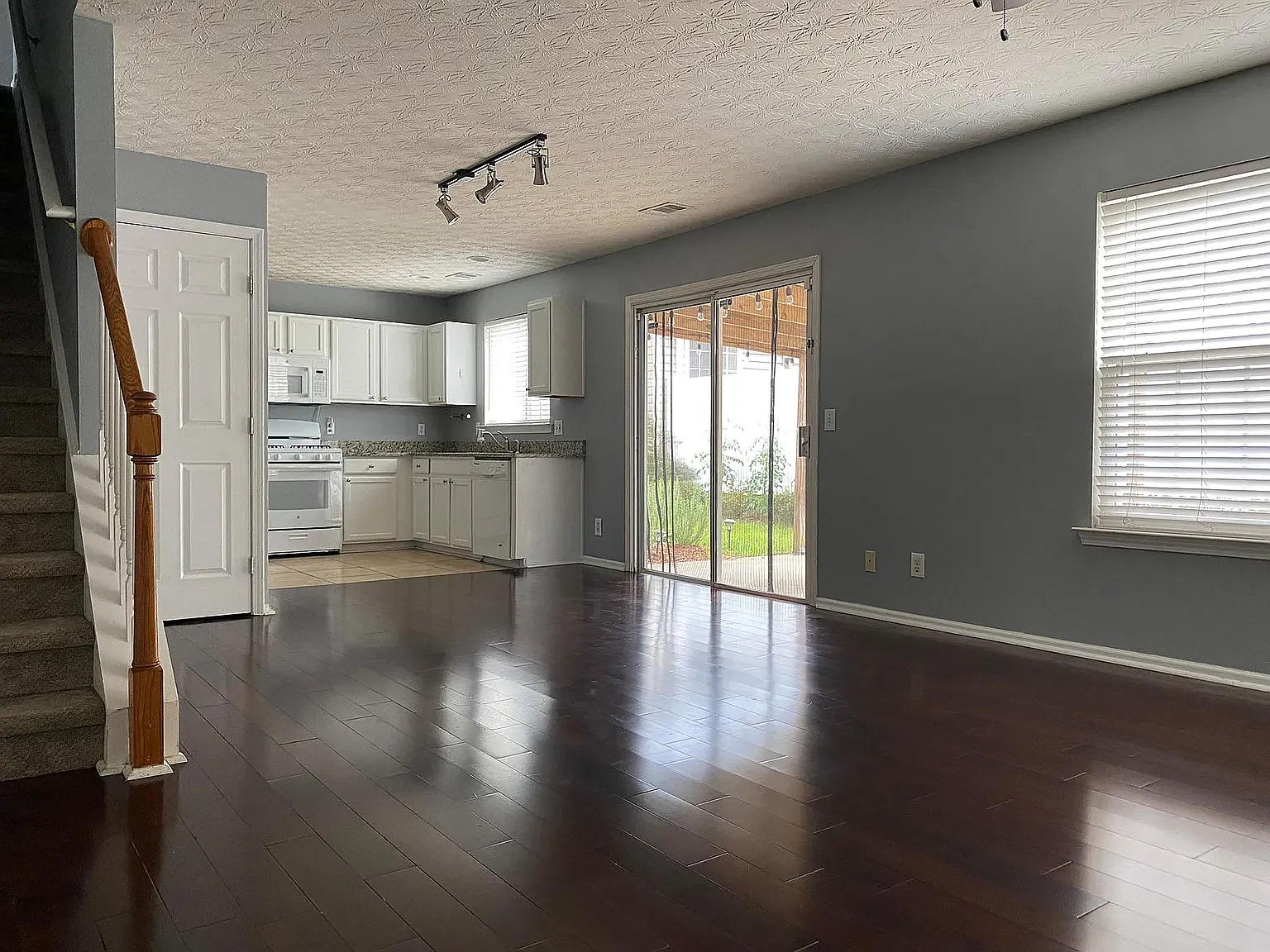 3 bed, 2.5 bath, 1232 sqft, $2,000 — Photo 4