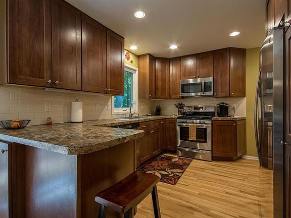 5th image of 1048 Farnsworth Ave SE