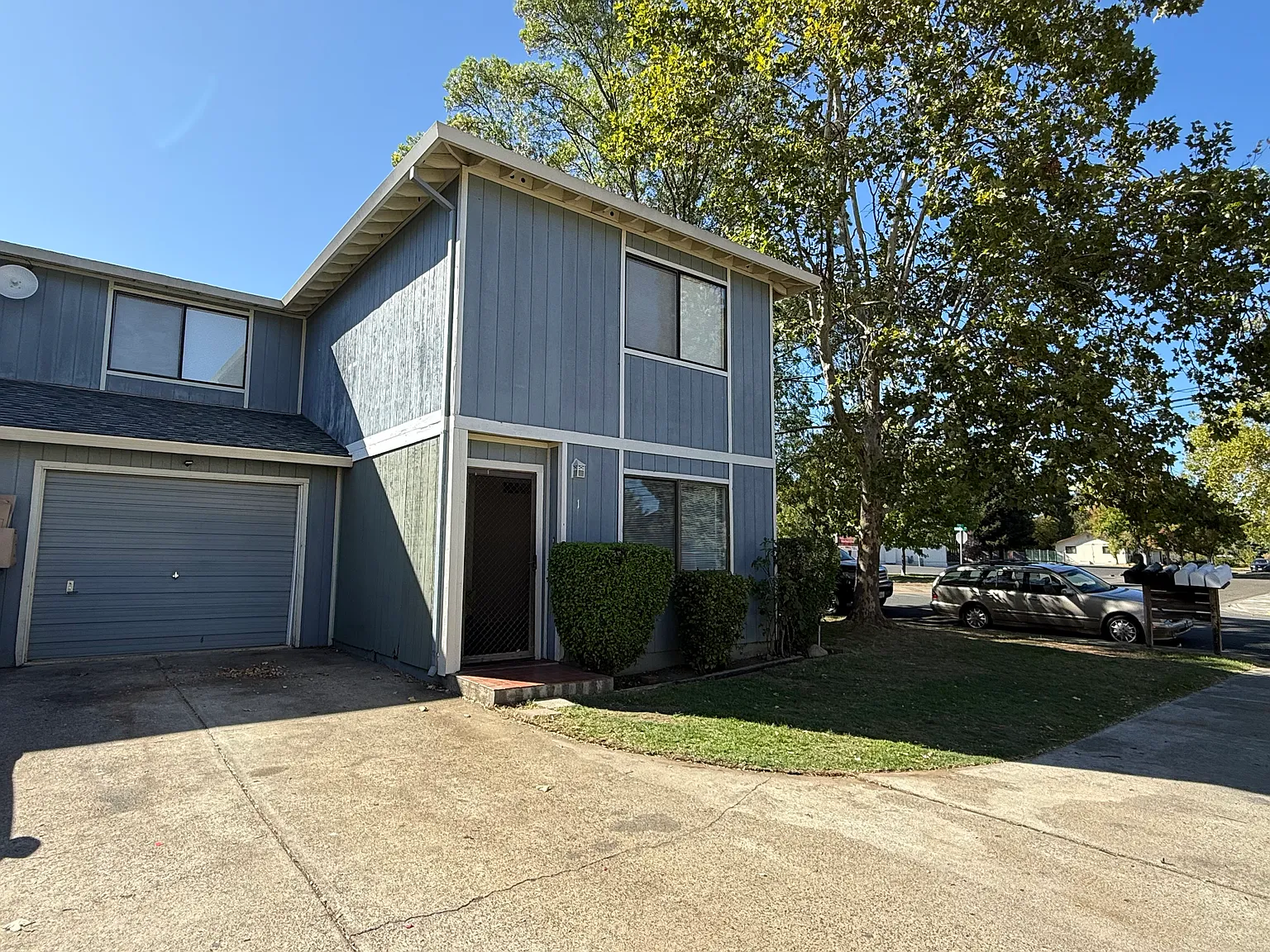 3 bed, 2.5 bath, 1250 sqft, $2,300 — Photo 2