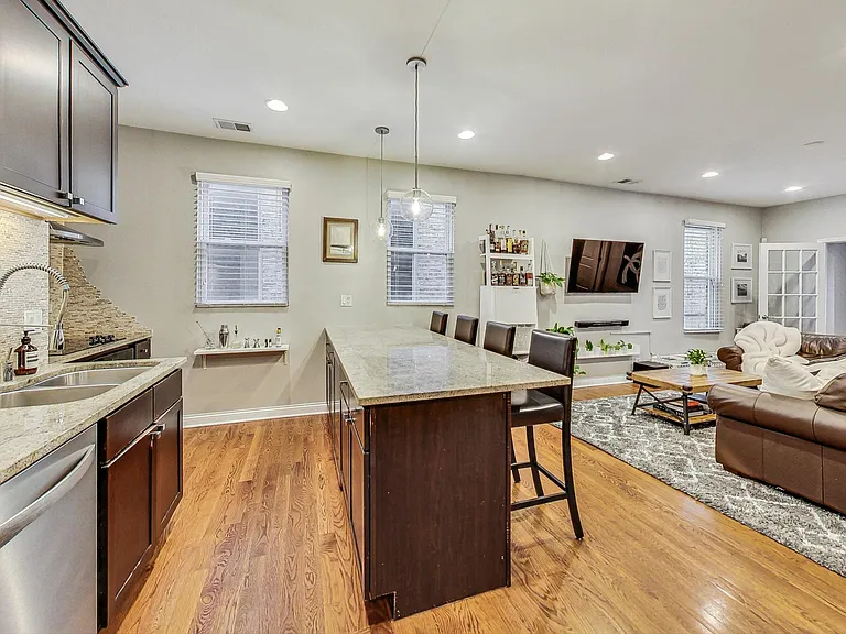 1818 W Superior St #2R — Photo 30