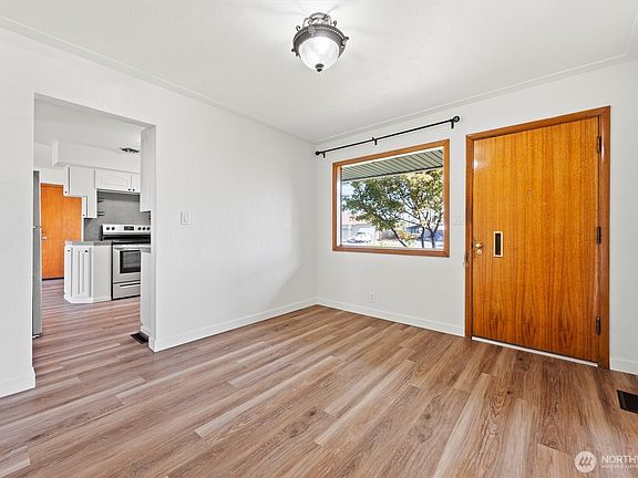 5th image of 940 S Ironwood Drive