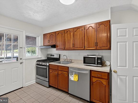 4th image of 2233 Firethorn Rd
