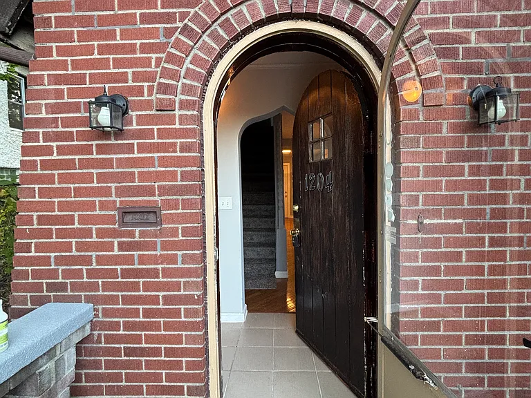 1204 Fallowfield Ave — Photo 4