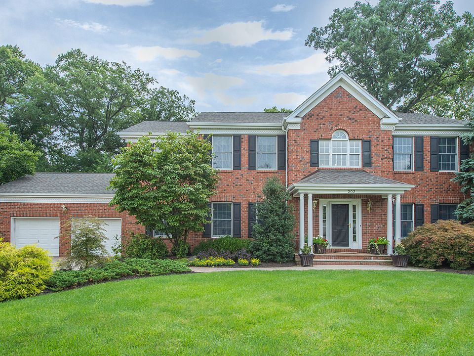 1st image of 202 N Woods Dr