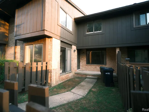 37343 Clubhouse Dr, Sterling Heights, MI 48312