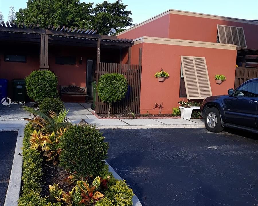 2nd image of 1661 Palmetto Ln