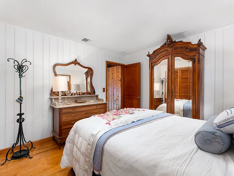 529 Peconic Bay Blvd — Photo 16