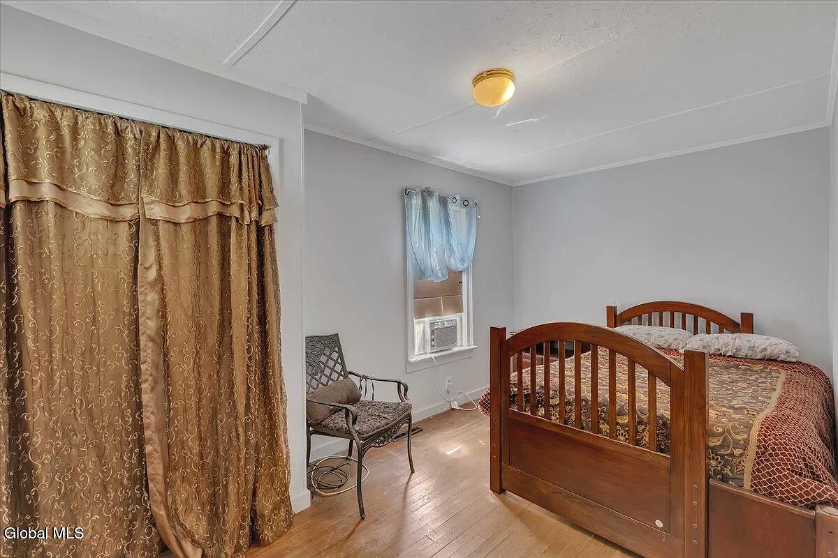 2 bed, 1.0 bath, 1100 sqft, $2,500 — Photo 3