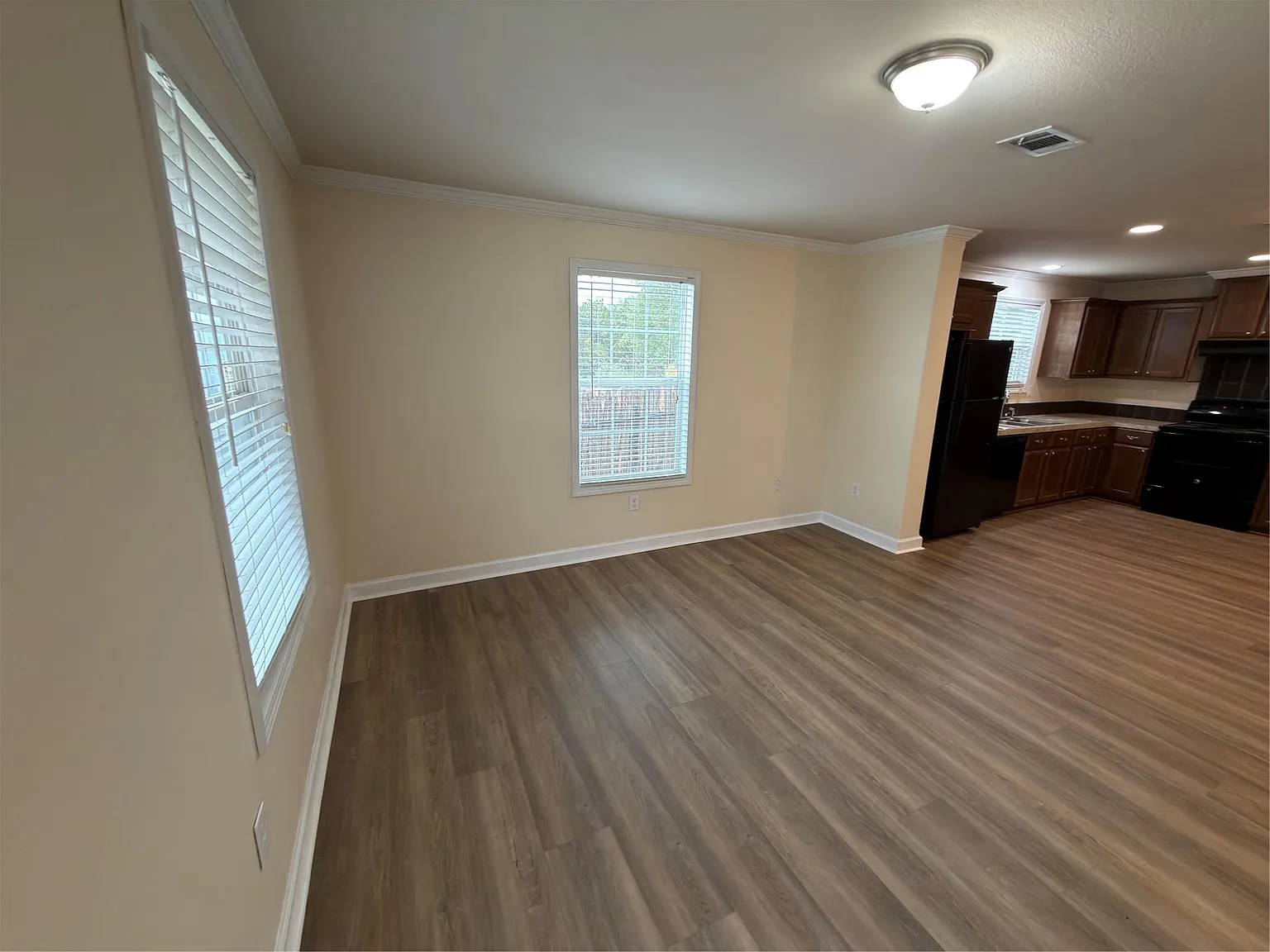 3 bed, 2.0 bath, 1064 sqft, $1,145 — Photo 4