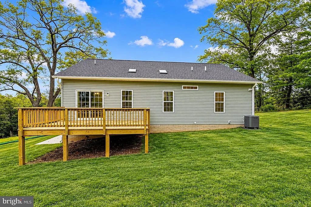 4 bed, 3.0 bath, 2800 sqft, $4,200 — Photo 4