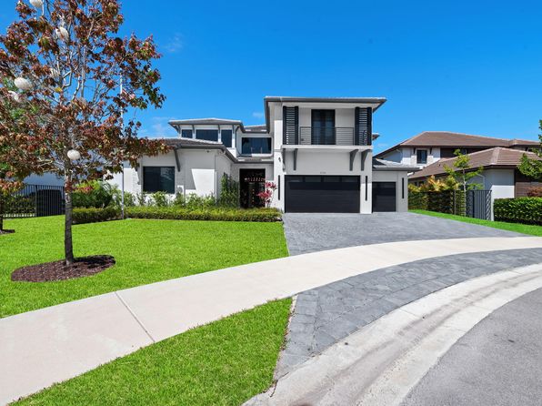 5735 SW 104th Ter