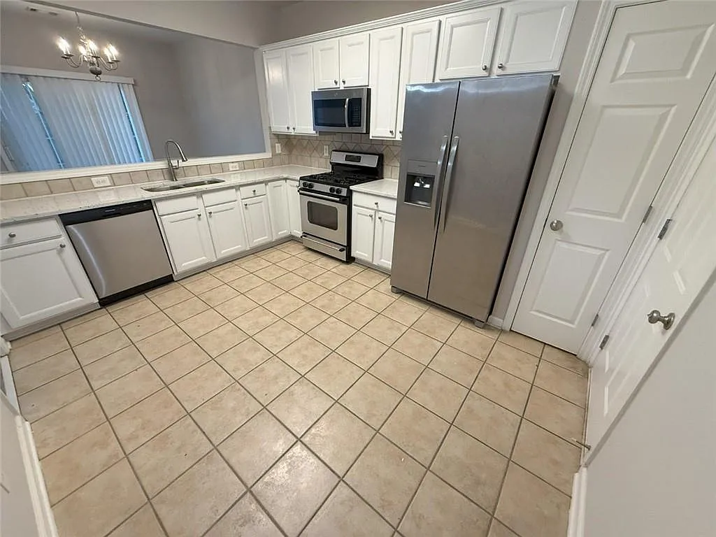 3 bed, 2.5 bath, 1750 sqft, $2,450 — Photo 2