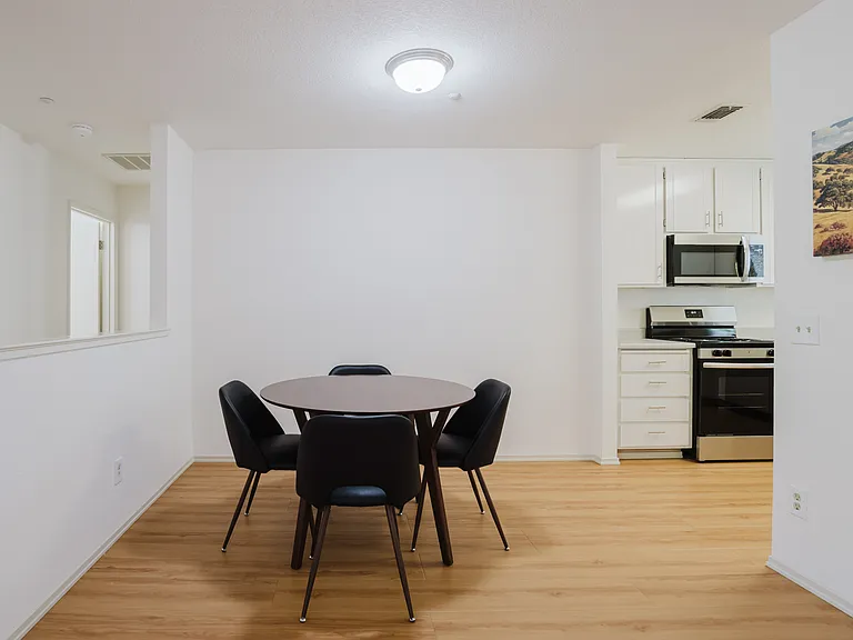 Parkwood Court Apartments — Photo 16