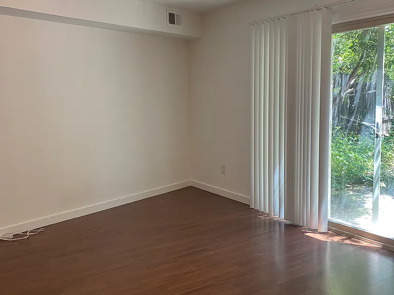 828 W 2nd St — Photo 10