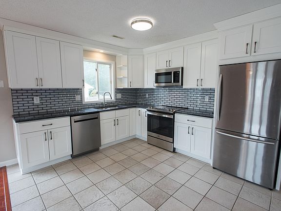 5th image of 525 Augusta Cir