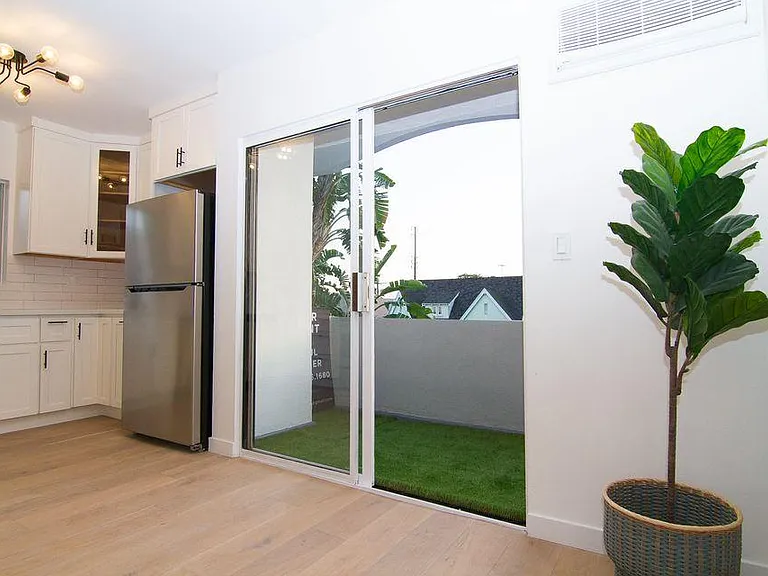 3666 Greenfield Ave #3 — Photo 4