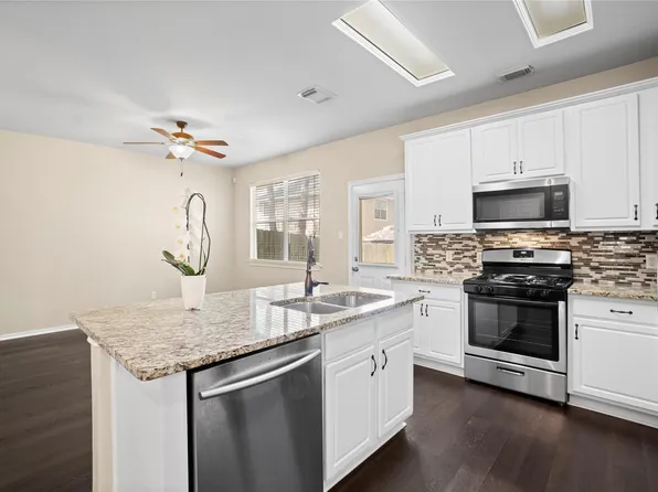 15 Blue Creek Pl, Spring, TX 77382