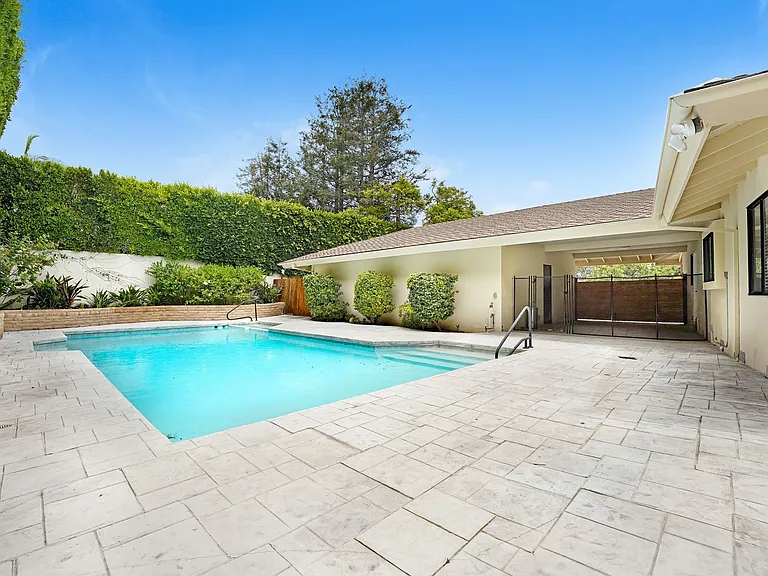 555 Amalfi Dr — Photo 31