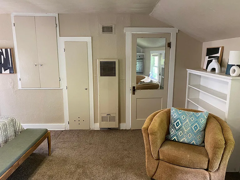 Comfortable Bed and chairs. Lots of windows for natural lighting.