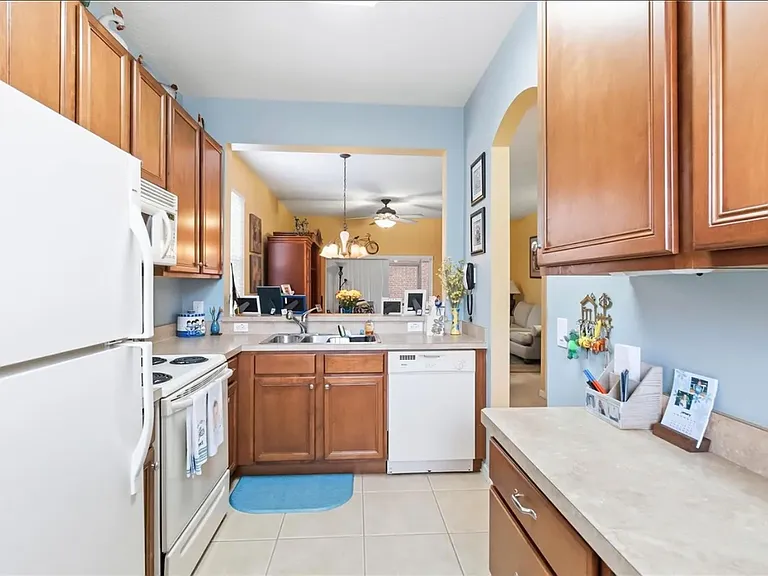 1240 Retreat View Cir — Photo 11