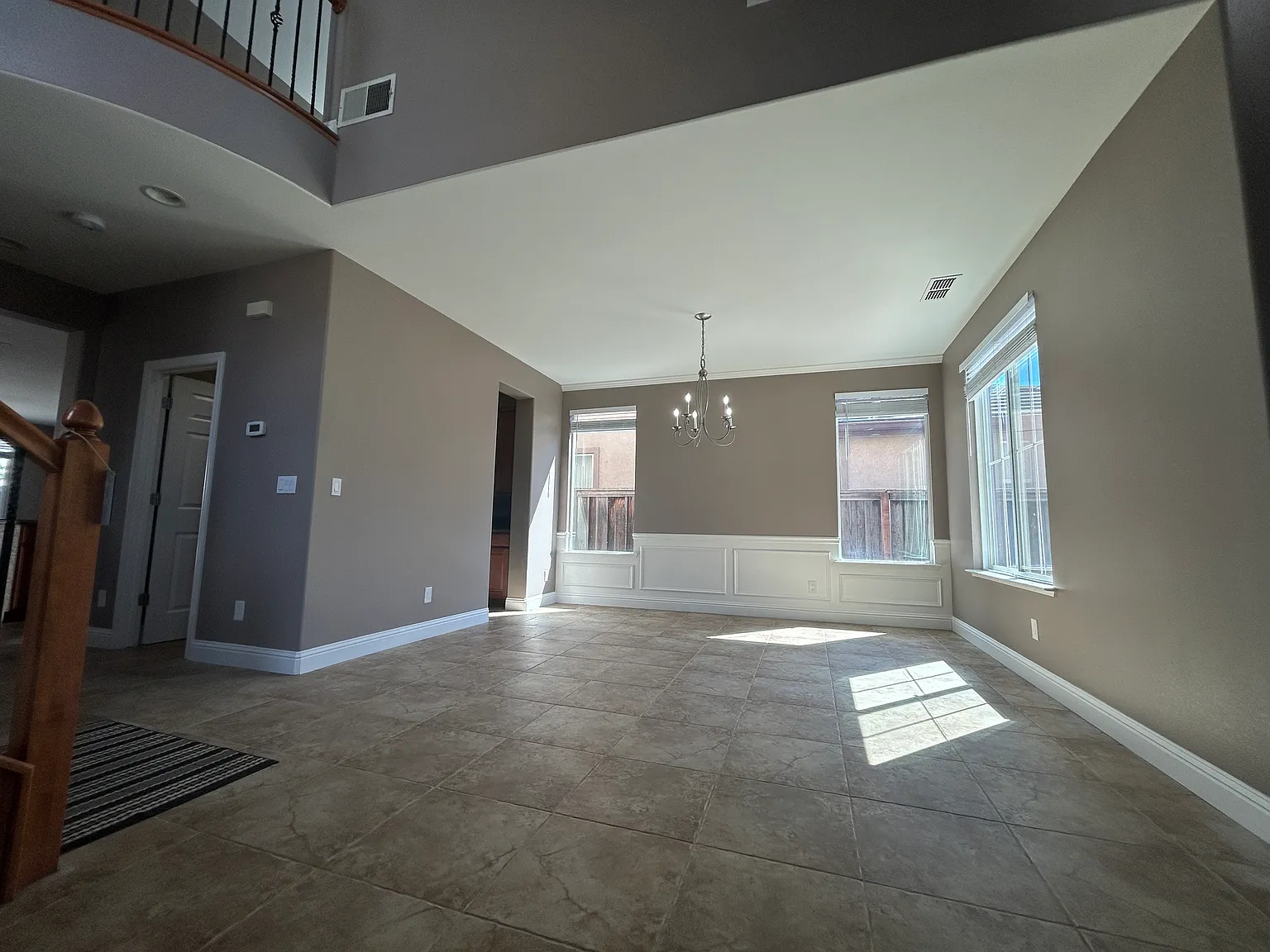 4bd 2.5ba Lathrop Home — Photo 3