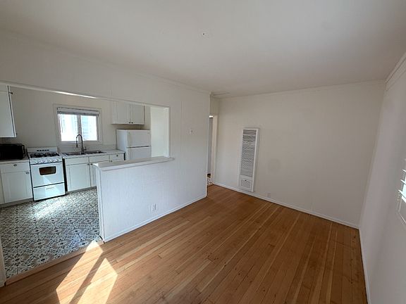 5th image of 2630 The Strand