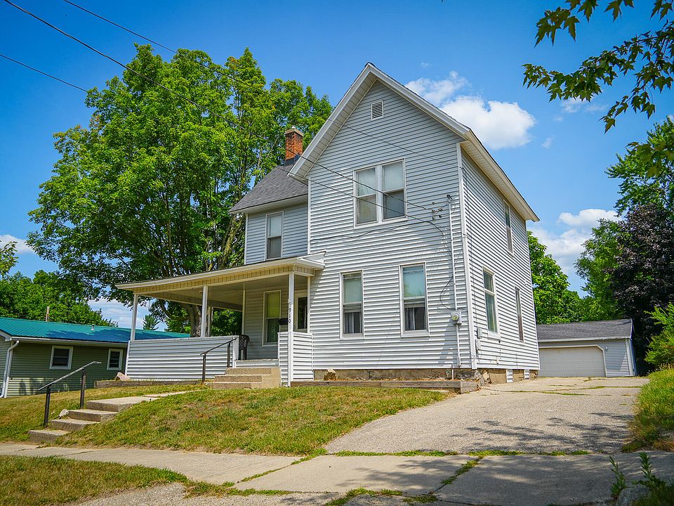 1st image of 910 Pleasant St