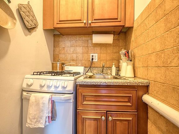 5th image of 218 Saint Johns Pl APT 3F